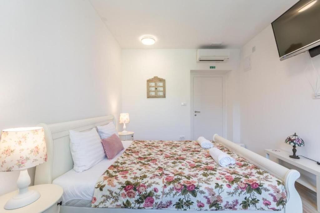 Apartments And Room Poesia Split Dış mekan fotoğraf